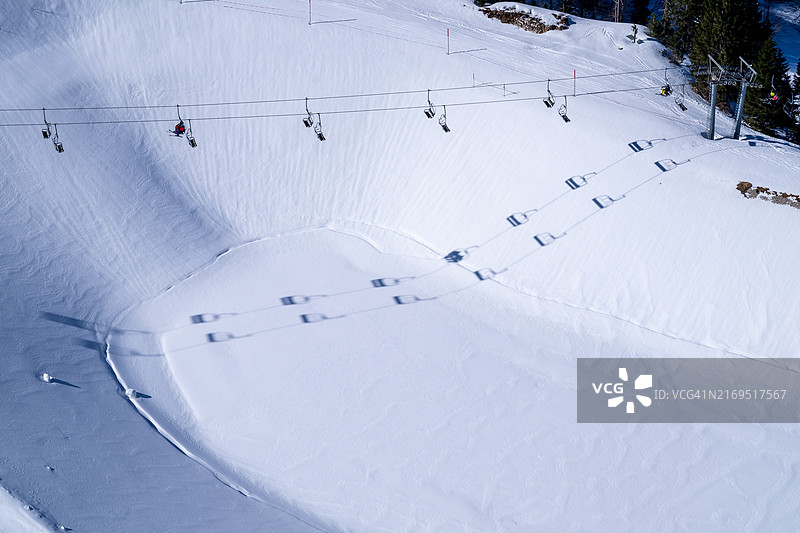缆车在布劳内克滑雪区的蓄水池上投下阴影图片素材