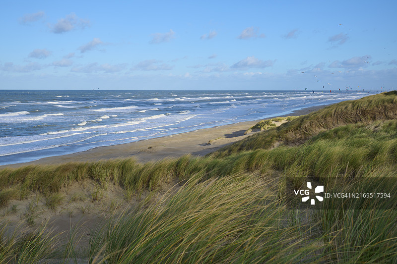 赞德沃特北海沙丘、海、芒草、风筝冲浪者和云彩，荷兰北荷兰省图片素材