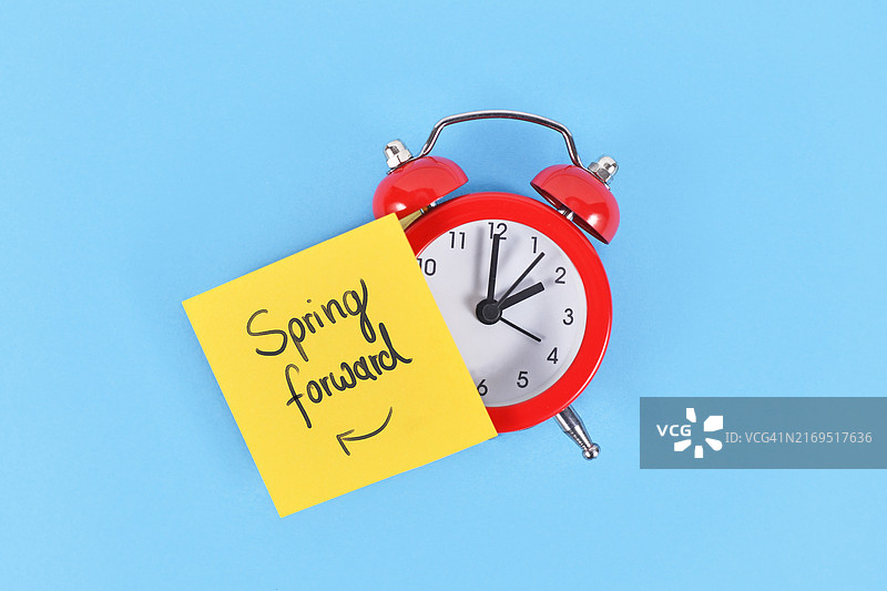夏日 daylight saving time 与时钟和 Spring forward 便条概念图片素材