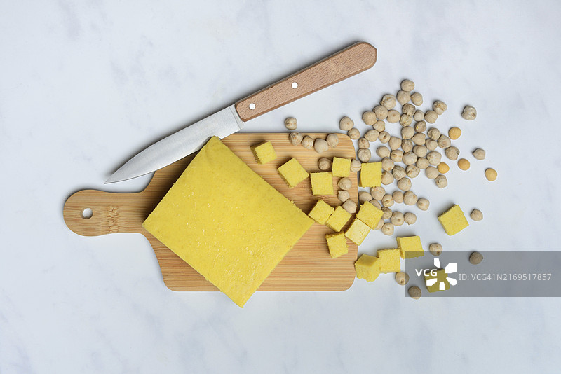 甲府市美食：木板上的鹰嘴豆豆腐图片素材