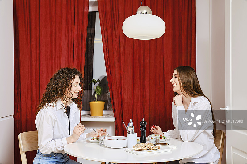 两个朋友在家一起用餐聊天图片素材