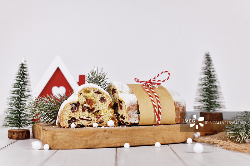 切开的德国史多伦蛋糕，一种含坚果、香料和干果的甜面包，传统上在圣诞节期间食用图片素材