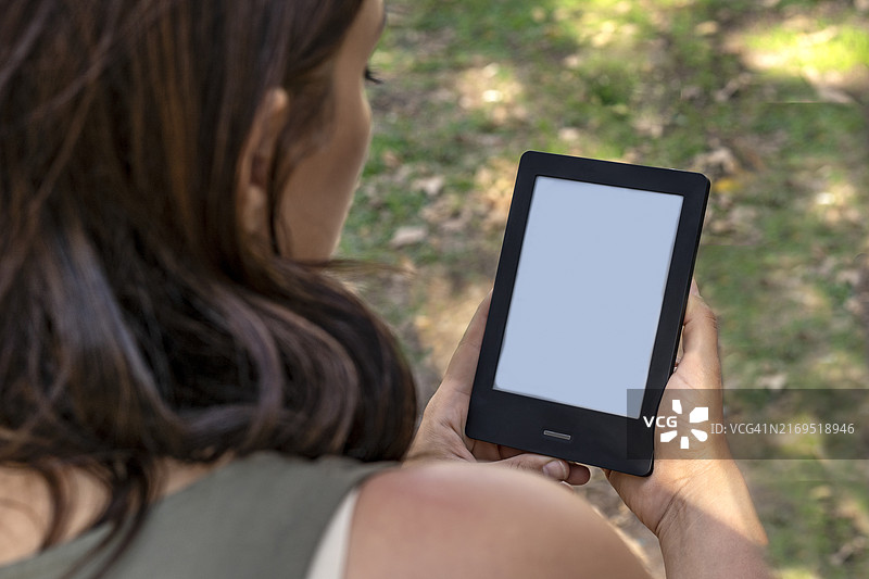 带有白色空白屏幕的现代黑色电子书图片素材