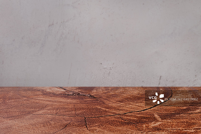 木制桌面和灰色混凝土墙抽象背景图片素材