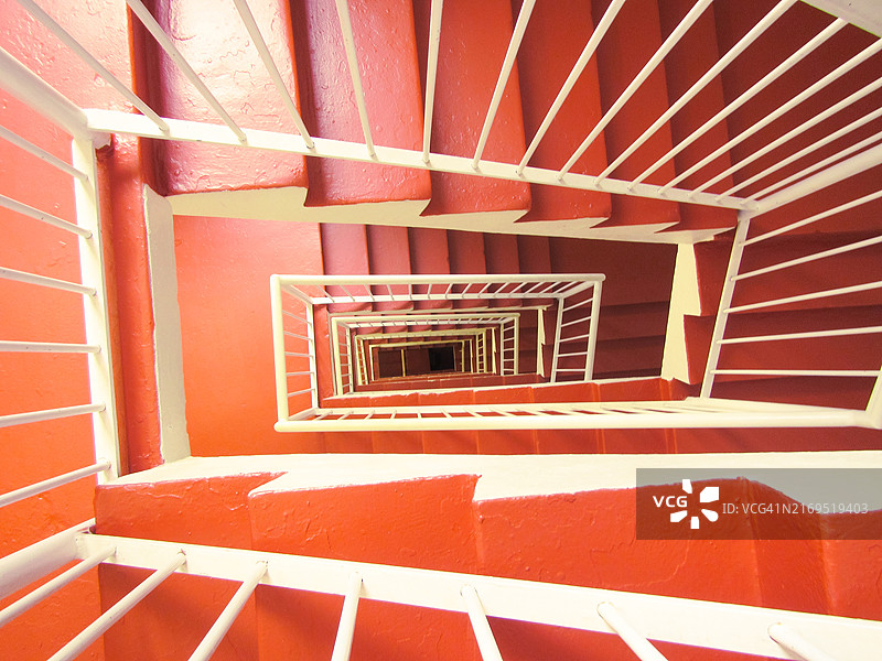 高角度螺旋楼梯俯视图图片素材