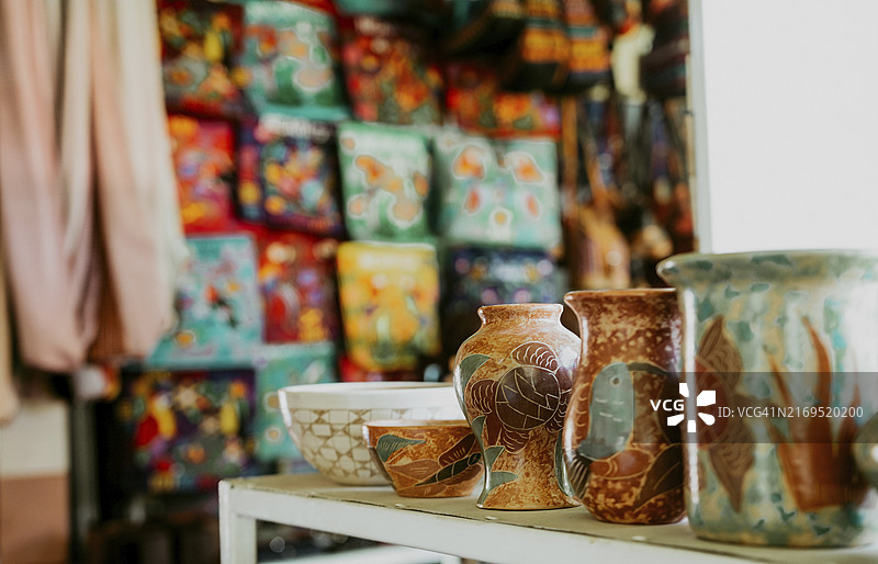 马萨亚手工艺品市场的手工水罐和各种商品特写图片素材