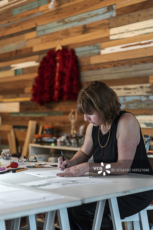 时装设计师创作新设计（竖版照片）图片素材