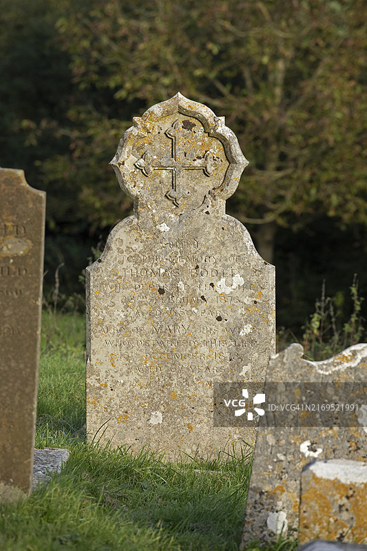 英国东萨塞克斯郡阿尔弗里斯顿的古老墓碑图片素材