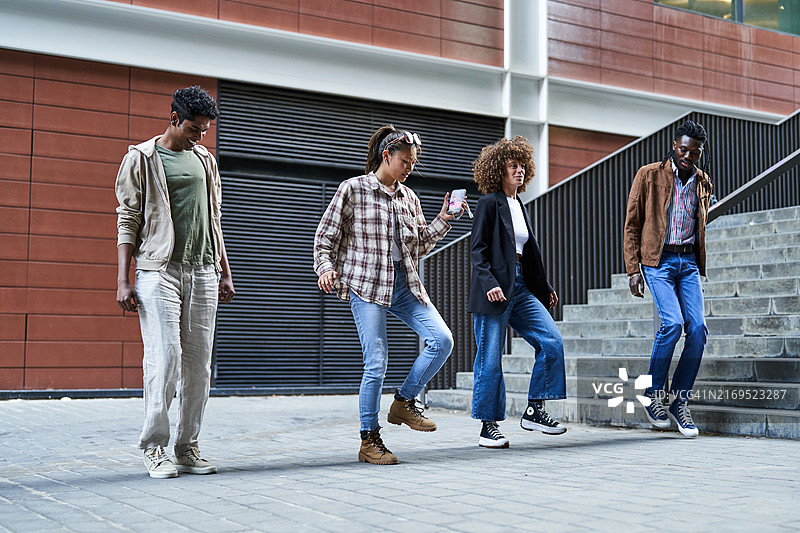 四个年轻人在街上跳舞图片素材