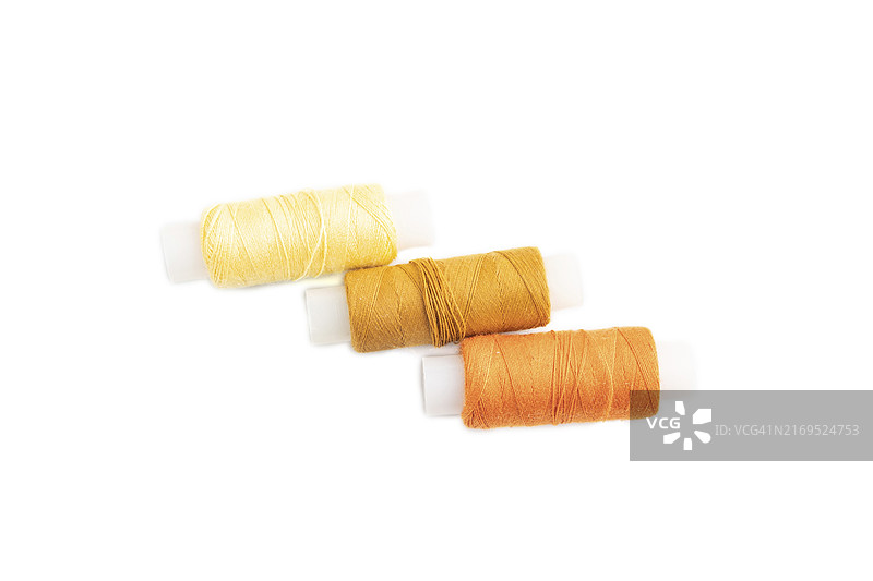 白色背景上的线轴，顶部平铺特写图片素材