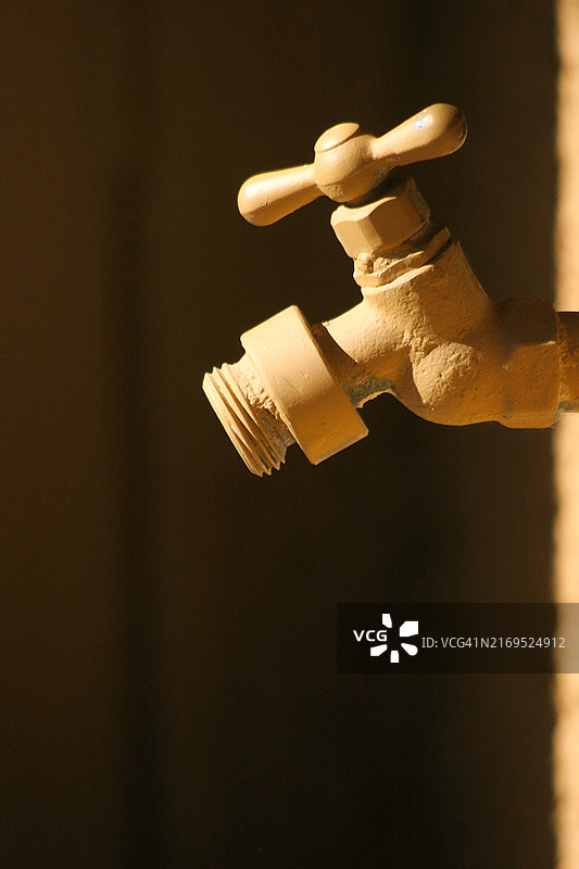 干旱概念：干燥的软管龙头，节约用水，气候变化图片素材