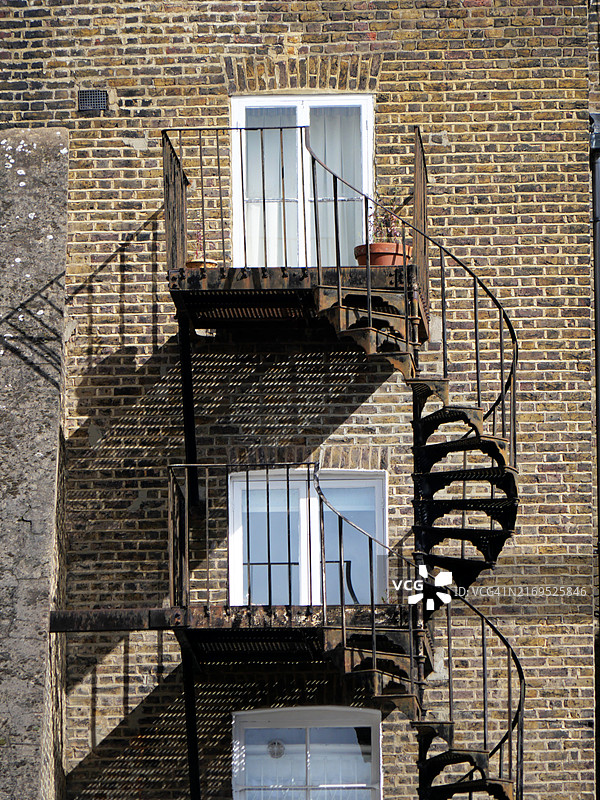 英国伦敦老旧住宅楼背面外墙特写图片素材