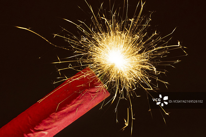 点燃的烟花，爆竹，带燃烧引信的爆竹图片素材