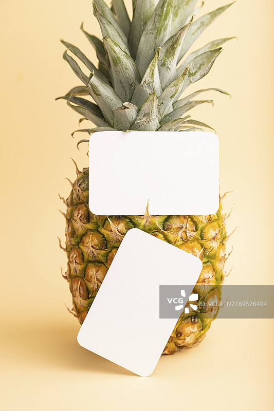 橙色背景上的菠萝名片，健康食品概念图片素材