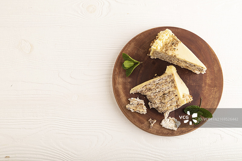 白色木质背景上的核桃杏仁蛋糕图片素材