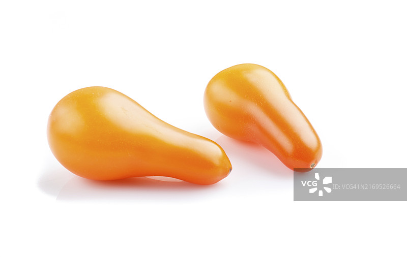 白色背景上两个成熟的橙色小番茄，侧视图特写图片素材