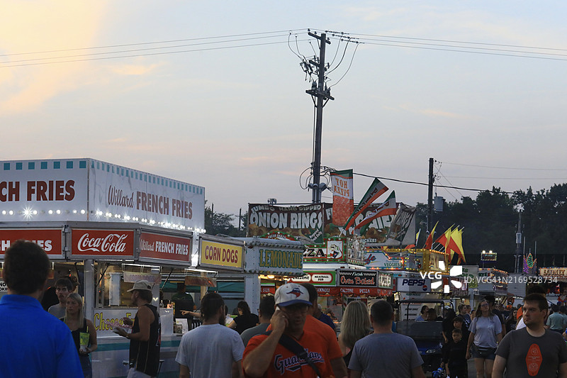 人群观看食品摊贩的展示图片素材