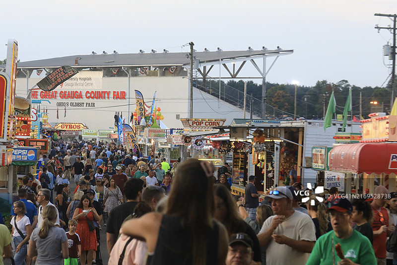 集市中途区域的游客人群图片素材