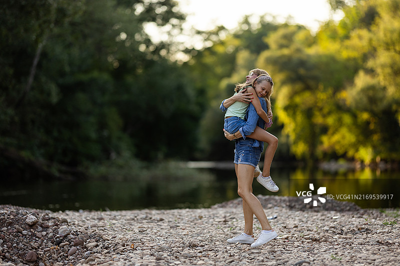 母女亲近大自然图片素材