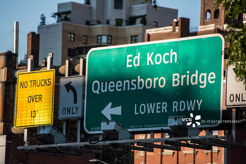 科赫皇后区大桥下层道路标志图片素材