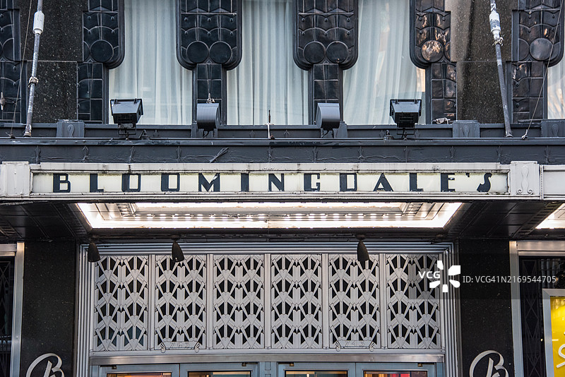 布鲁明戴尔百货入口雨棚招牌图片素材