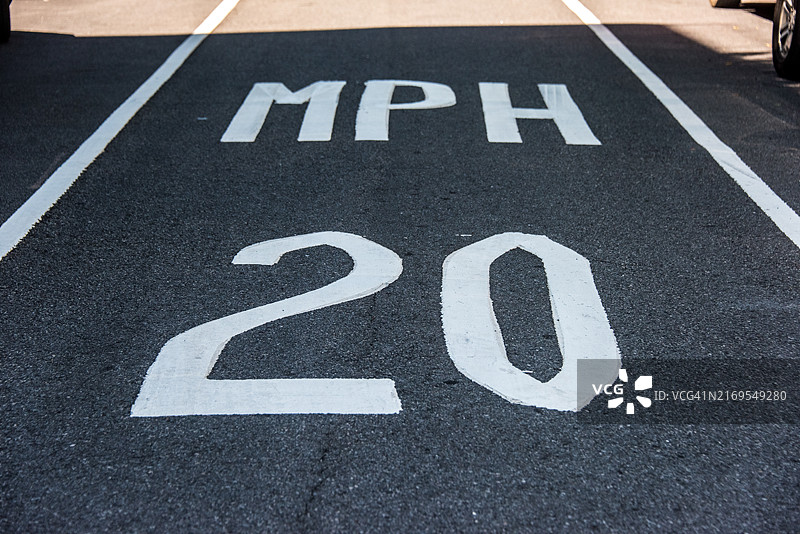 限速20英里的道路标记图片素材