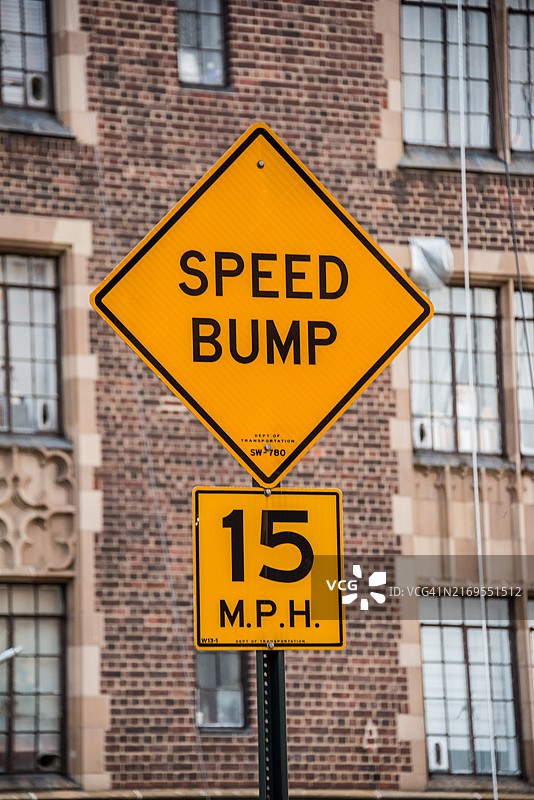 减速带和“15英里/小时”标志图片素材