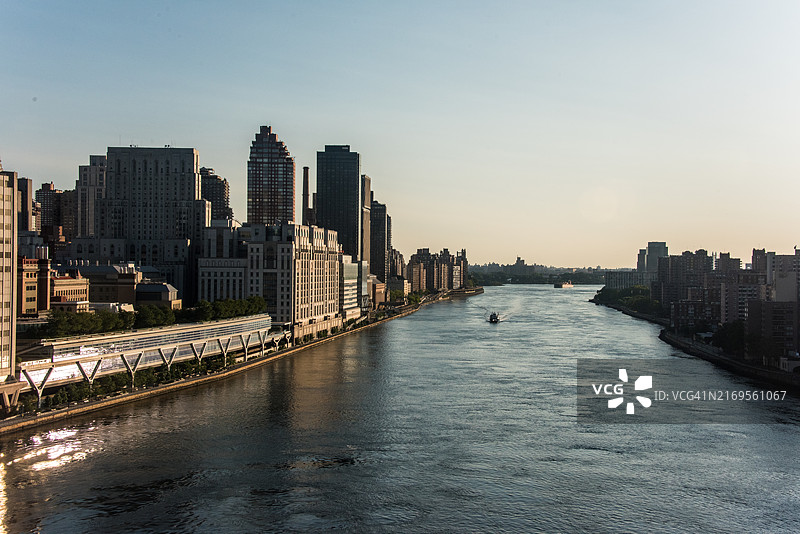 日出时东河上的威尔康奈尔医药学院图片素材