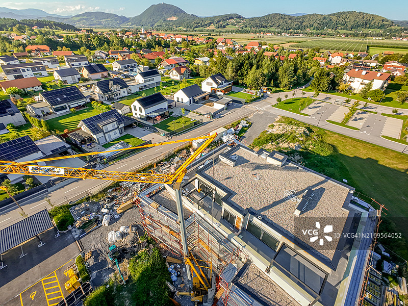 在建公寓楼，起重机吊起材料俯视图图片素材