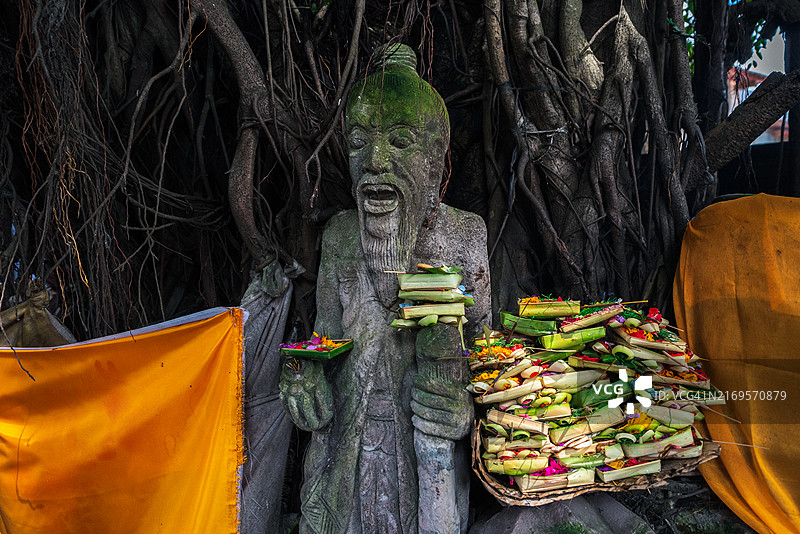 巴厘岛寺庙中献给神灵的大量鲜花和香火图片素材