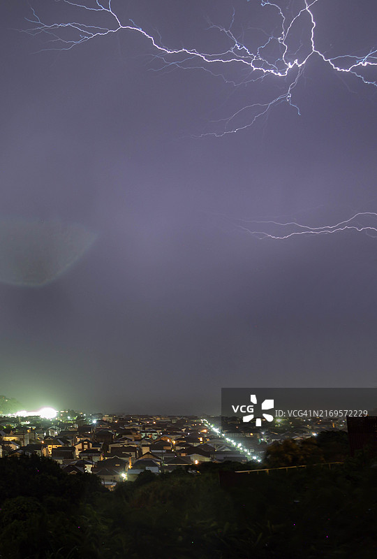 日本神奈川住宅区的雷雨云图片素材