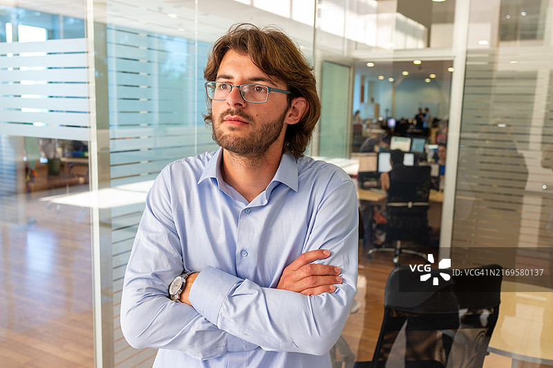 站在办公室前思考的白人商人图片素材