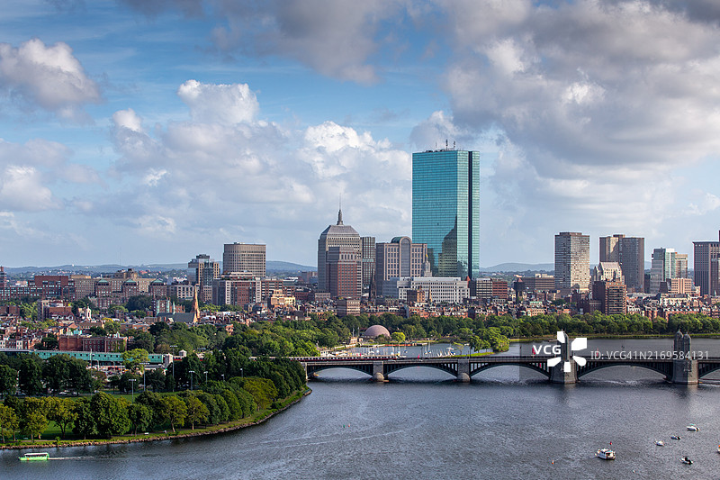波士顿查尔斯河与高层建筑图片素材