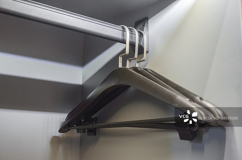 衣柜里的衣架图片素材