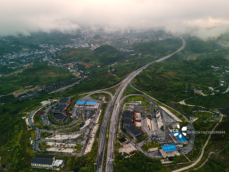航拍：芙蓉镇，清晨光雾笼罩，群山环绕的城市，一条心形道路图片素材