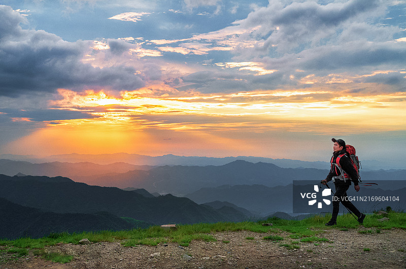 山中徒步图片素材