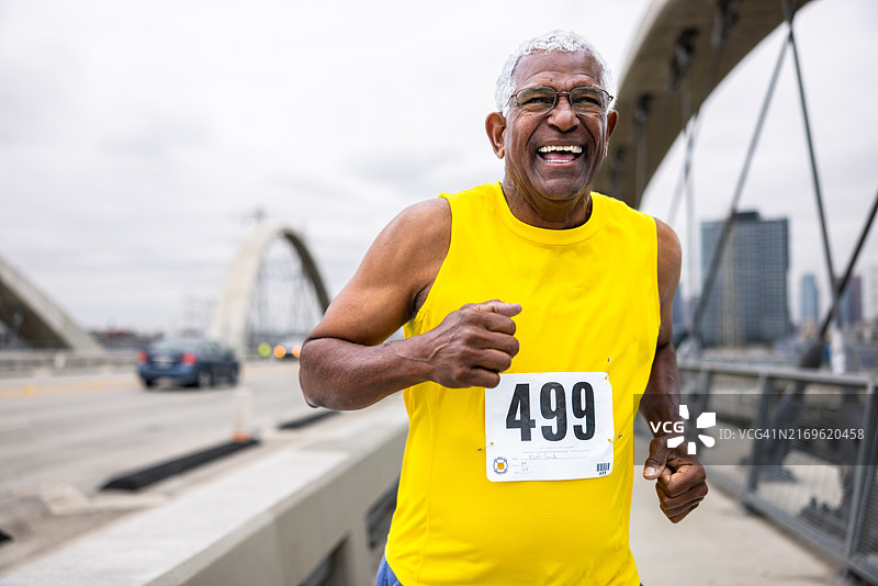 年长的黑人参加马拉松比赛图片素材