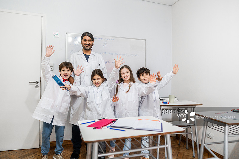 老师和学生在教室里庆祝的肖像图片素材