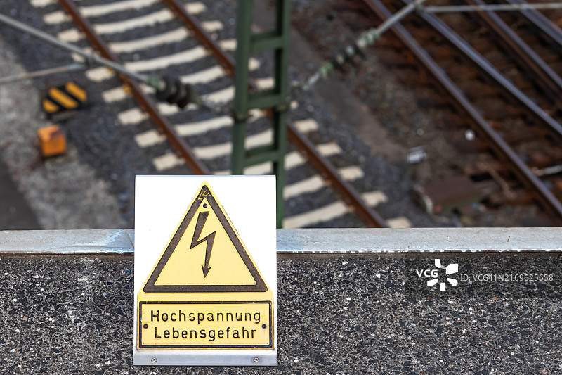 铁路线上方的高压警示标志图片素材