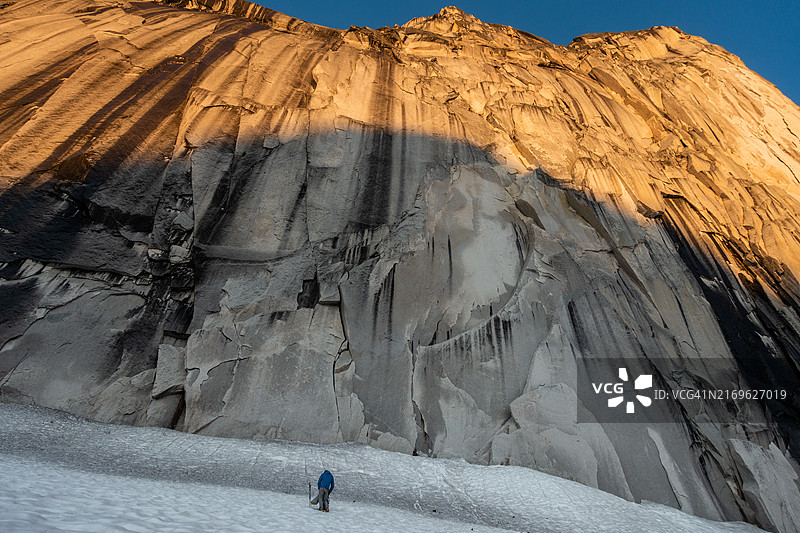 雪斑峰东壁图片素材