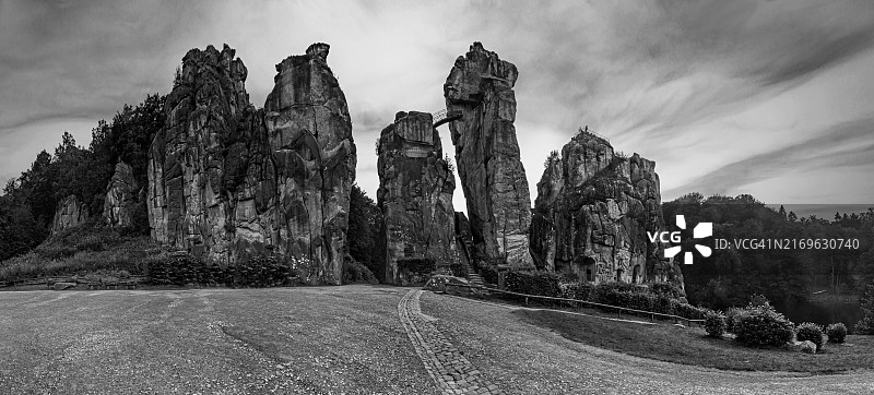 Externsteine黑白照（德国北莱茵-威斯特法伦州）图片素材