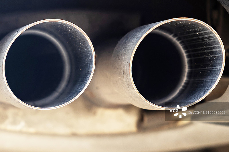 汽车的双排气管图片素材