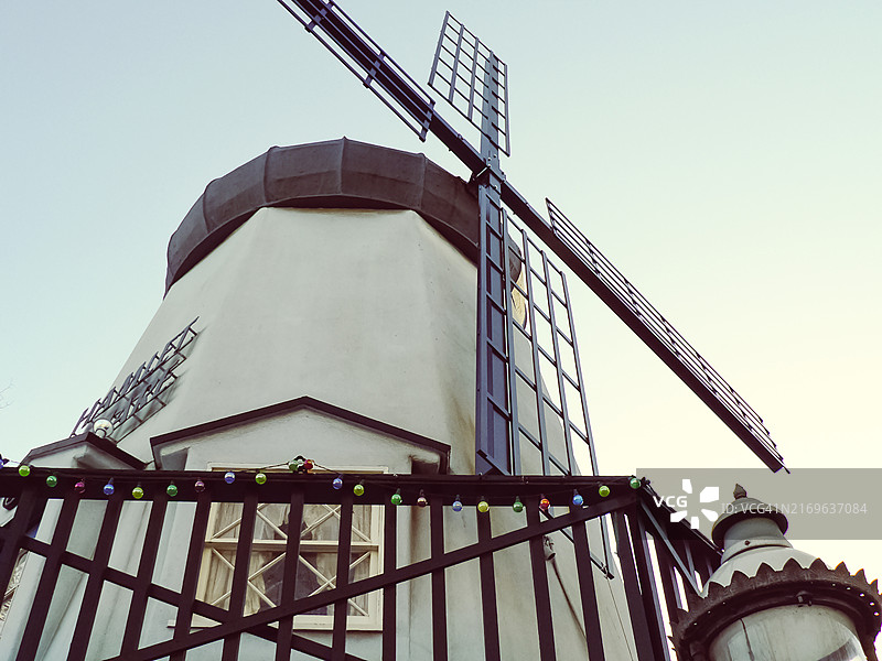 加利福尼亚州索尔万市哥本哈根路上的哈姆雷特广场的蓝色风车图片素材