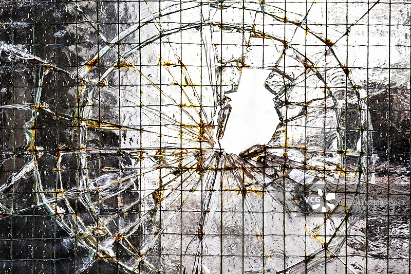 手枪射击后的碎玻璃图片素材