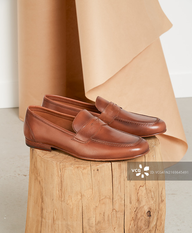 棕色皮革学院风鞋图片素材