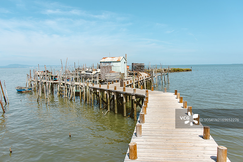 葡萄牙阿尔卡塞尔杜萨尔的卡拉斯奎拉港帕拉菲蒂科码头图片素材