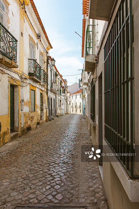 葡萄牙阿尔卡塞尔杜萨尔的城市街道图片素材