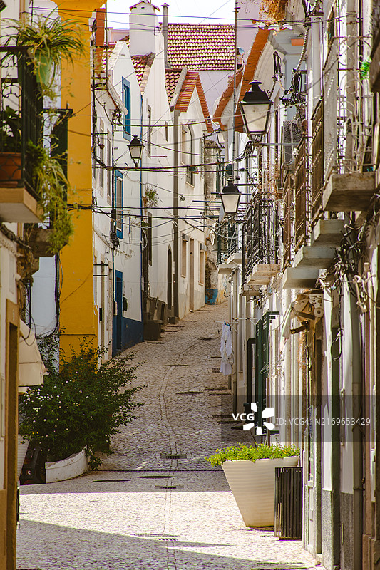 葡萄牙阿尔卡塞尔杜萨尔的城市街道图片素材