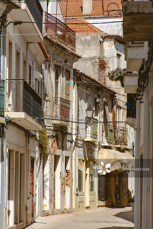 葡萄牙阿尔卡塞尔杜萨尔的城市街道图片素材