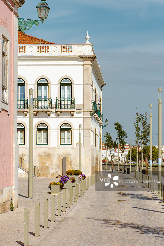 葡萄牙阿尔卡塞尔杜萨尔的城市街道图片素材